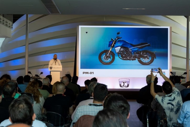 Ο Ντίνος Τσόντζος παρουσιάζει την μοτοσυκλέτα ΡΜ-01